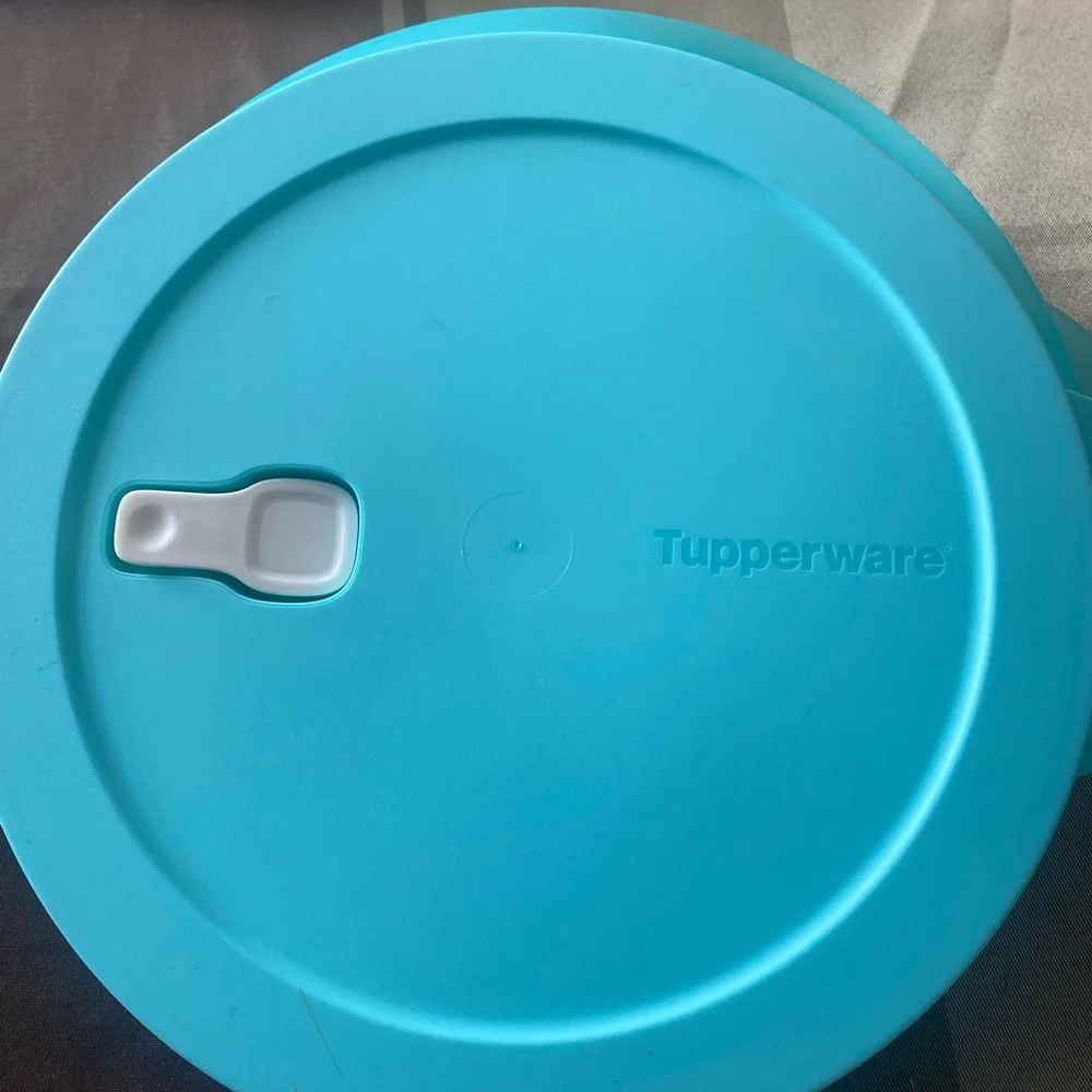 Tupperware storage container - Picture 2 of 3
